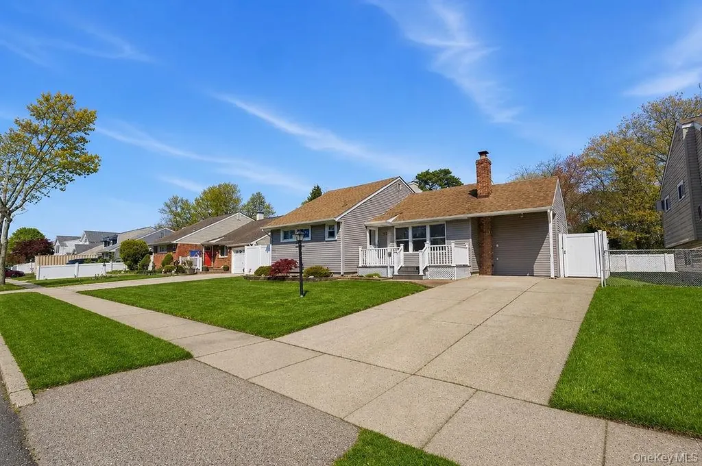 27 Jane Drive North Babylon NY 11703