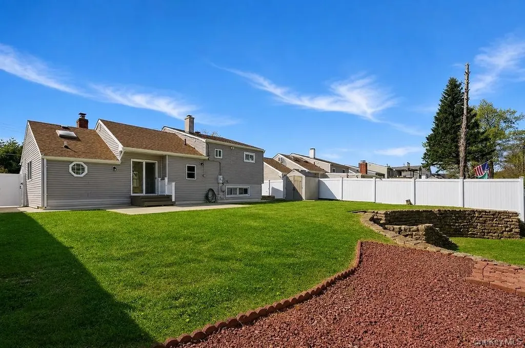 27 Jane Drive North Babylon NY 11703
