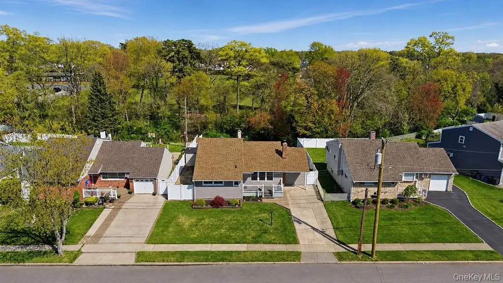 27 Jane Drive North Babylon NY 11703