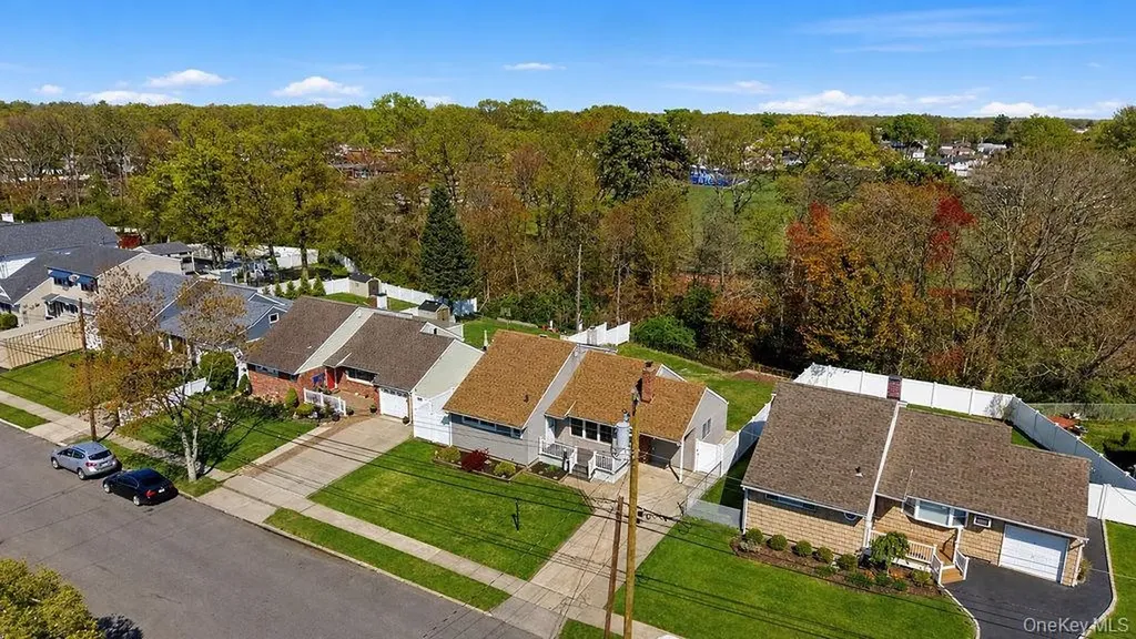 27 Jane Drive North Babylon NY 11703