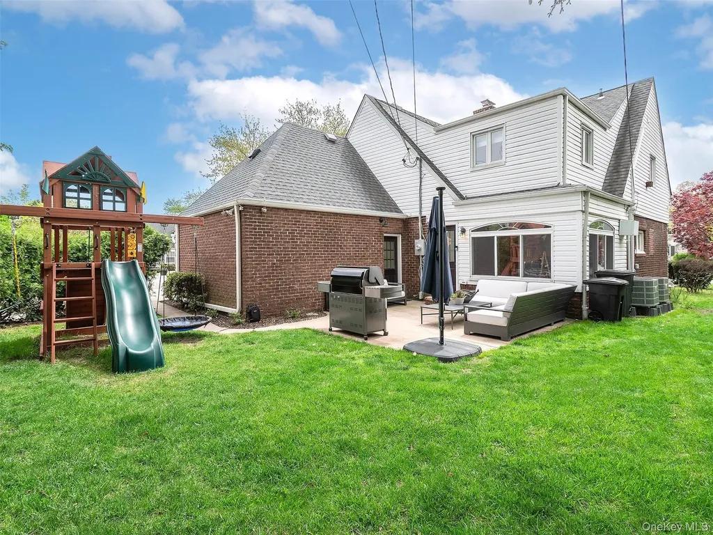 81 Huntington Road Garden City NY 11530