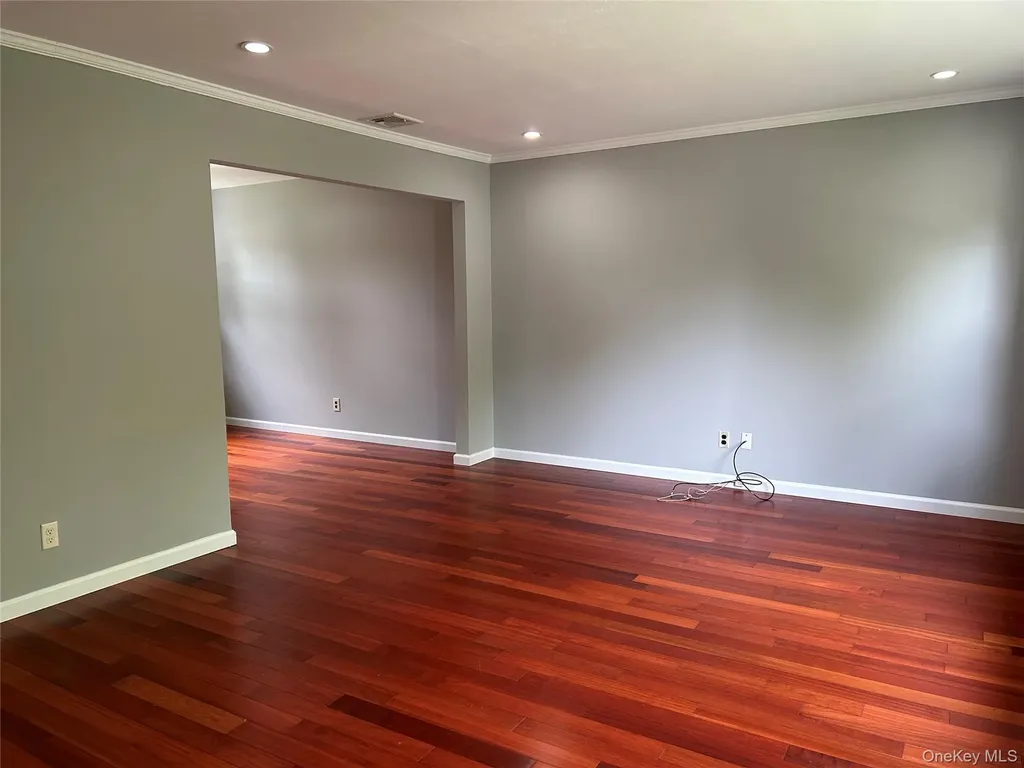 33 Ava Drive Syosset NY 11791