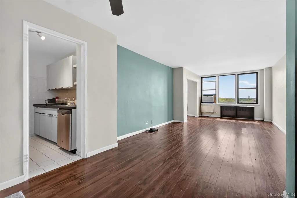 3121 Middletown Road Bronx NY 10461