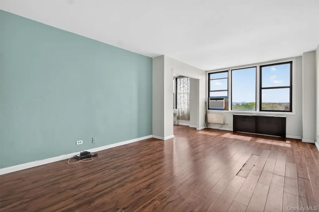 3121 Middletown Road Bronx NY 10461