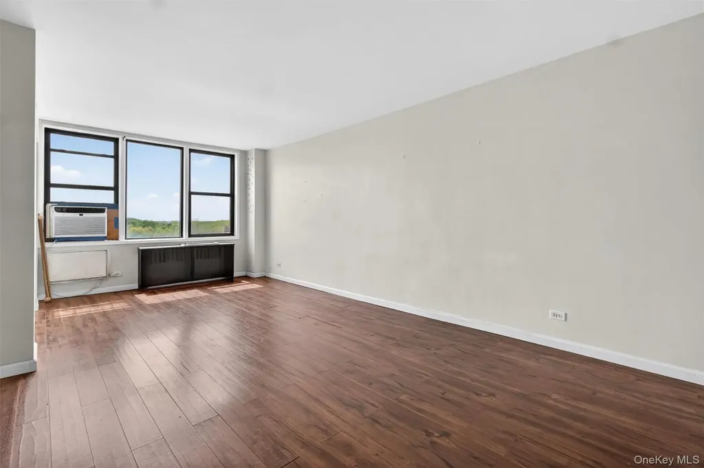 3121 Middletown Road Bronx NY 10461