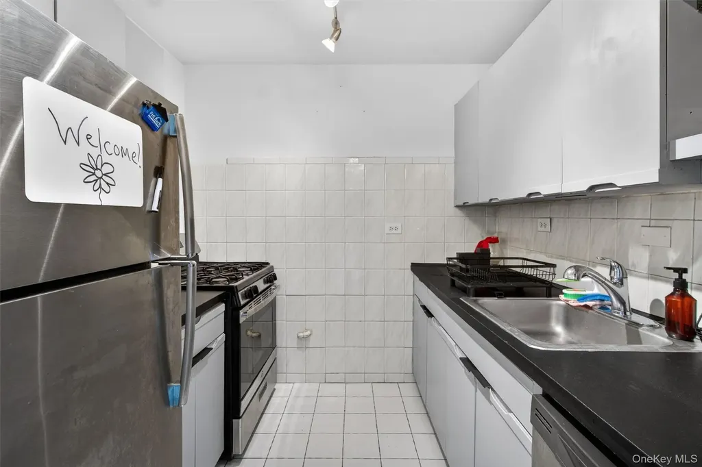3121 Middletown Road Bronx NY 10461