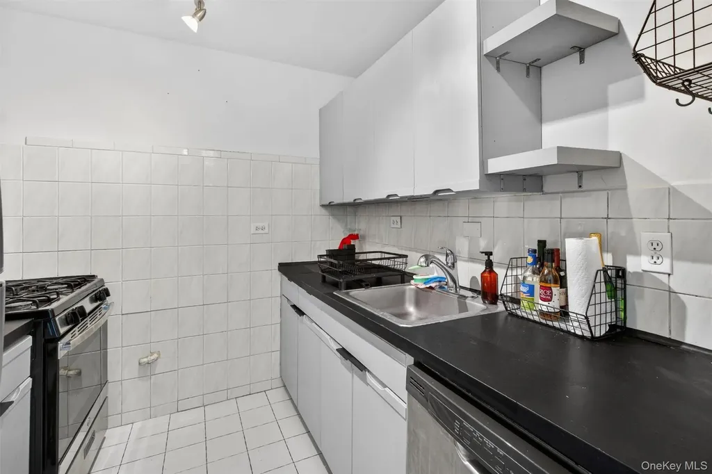 3121 Middletown Road Bronx NY 10461