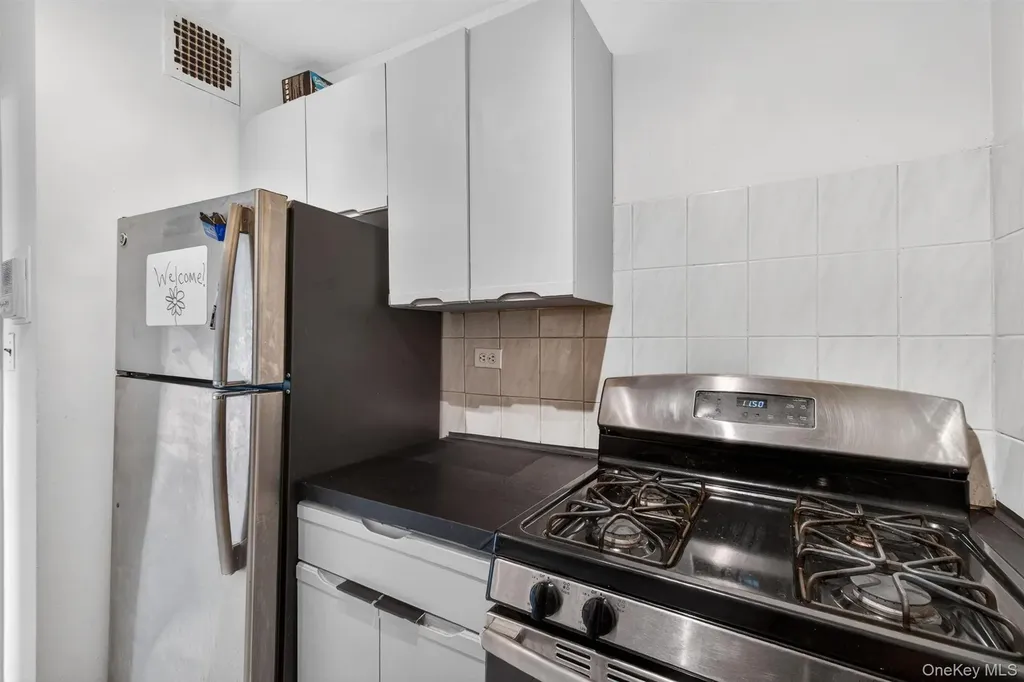 3121 Middletown Road Bronx NY 10461