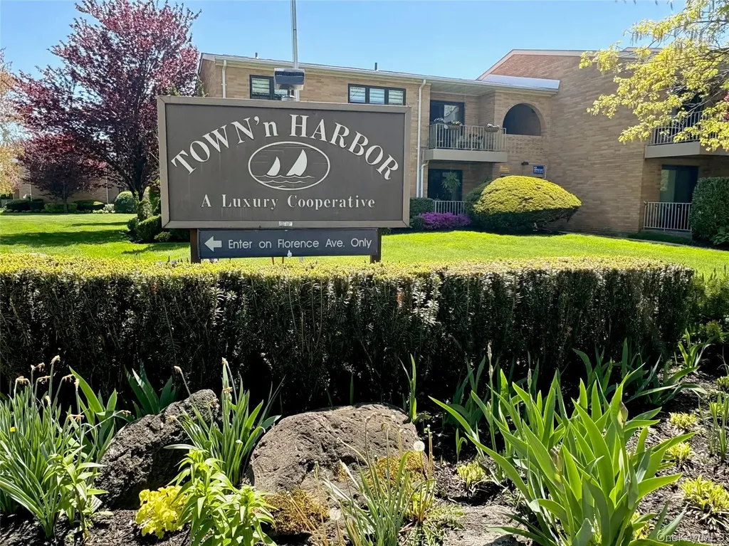 216 Westend Avenue Freeport NY 11520