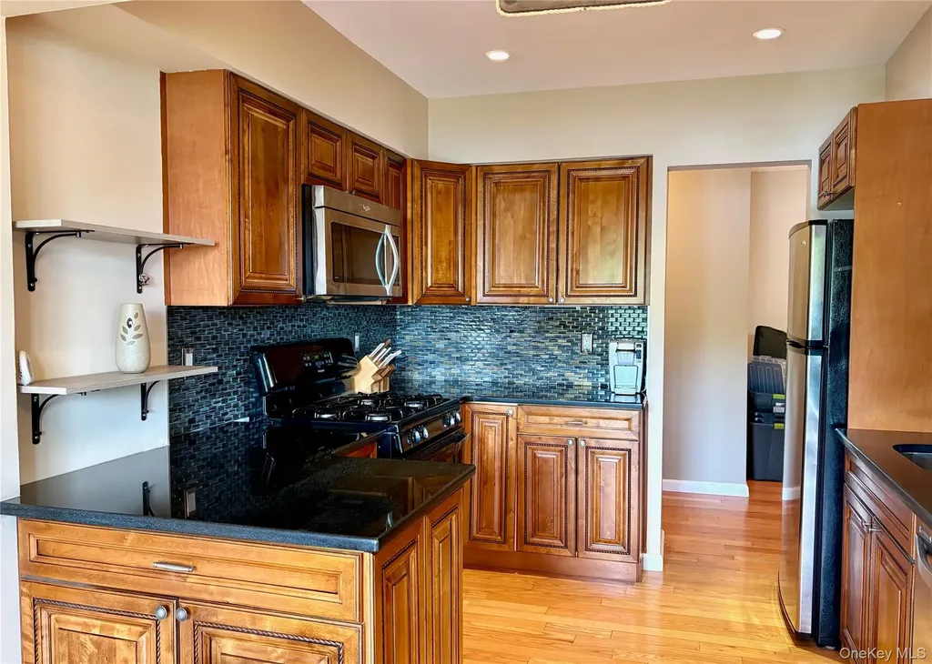 216 Westend Avenue Freeport NY 11520