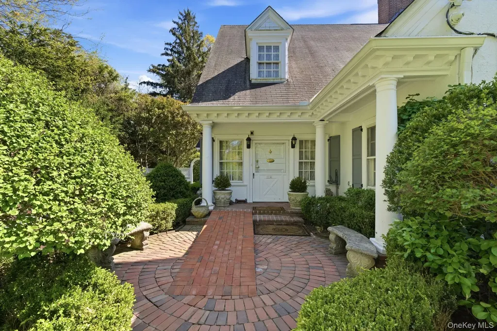 42 Clocktower Lane Old Westbury NY 11568