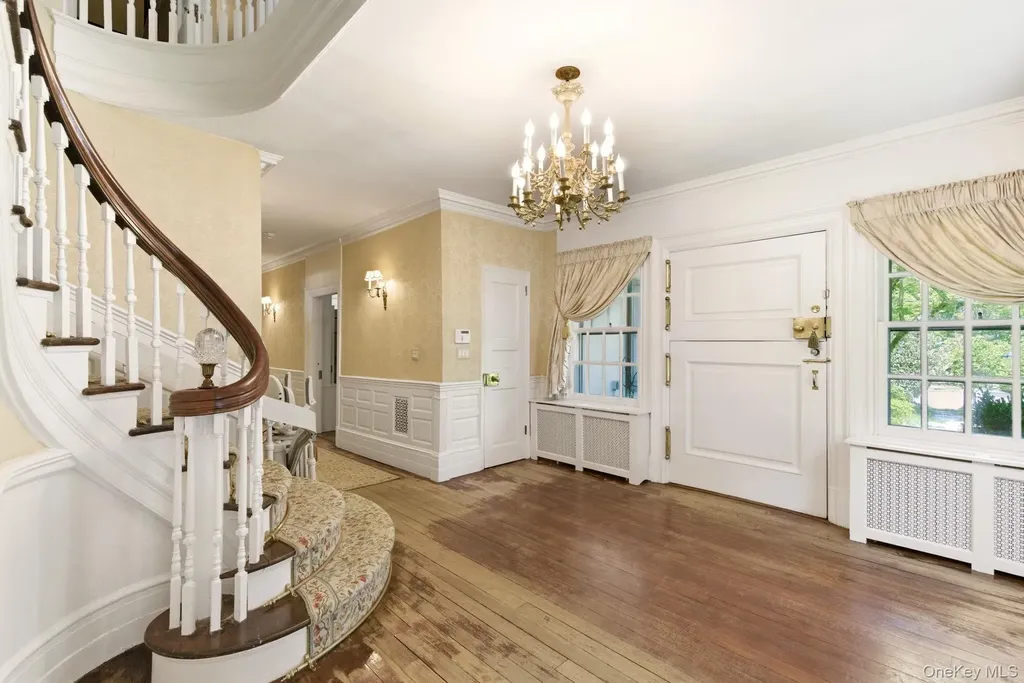 42 Clocktower Lane Old Westbury NY 11568