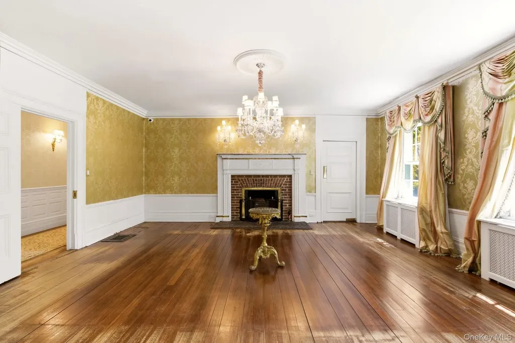 42 Clocktower Lane Old Westbury NY 11568