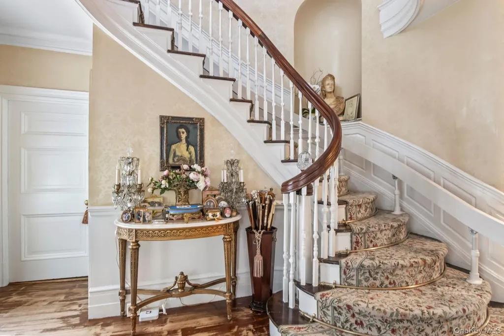 42 Clocktower Lane Old Westbury NY 11568