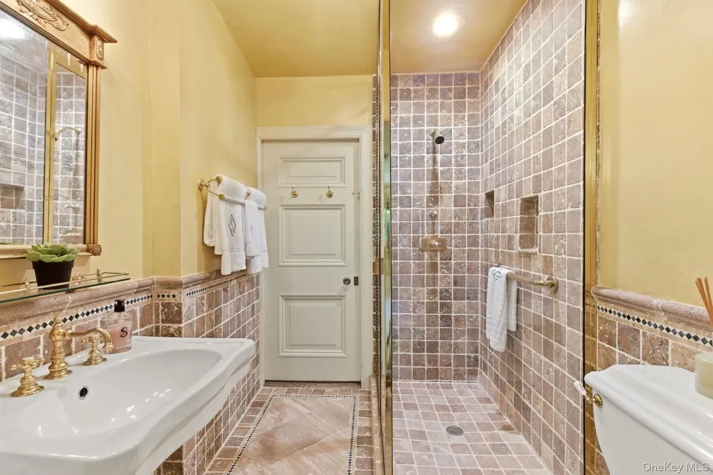 42 Clocktower Lane Old Westbury NY 11568