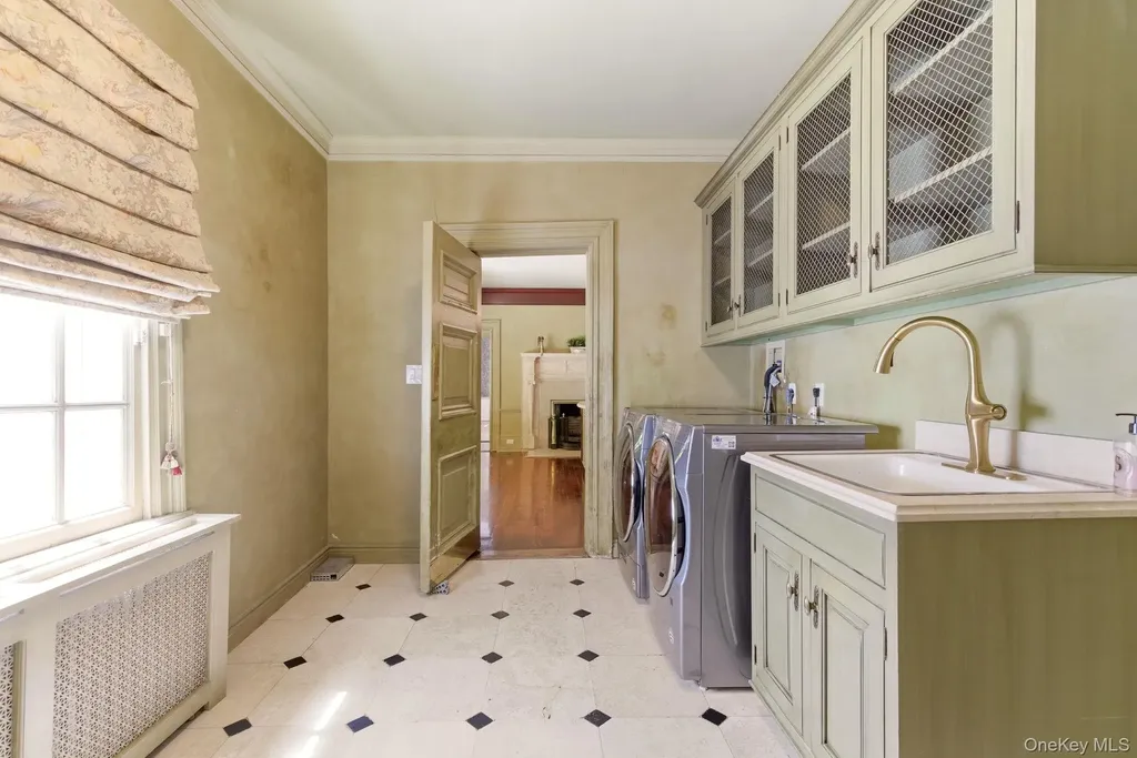 42 Clocktower Lane Old Westbury NY 11568