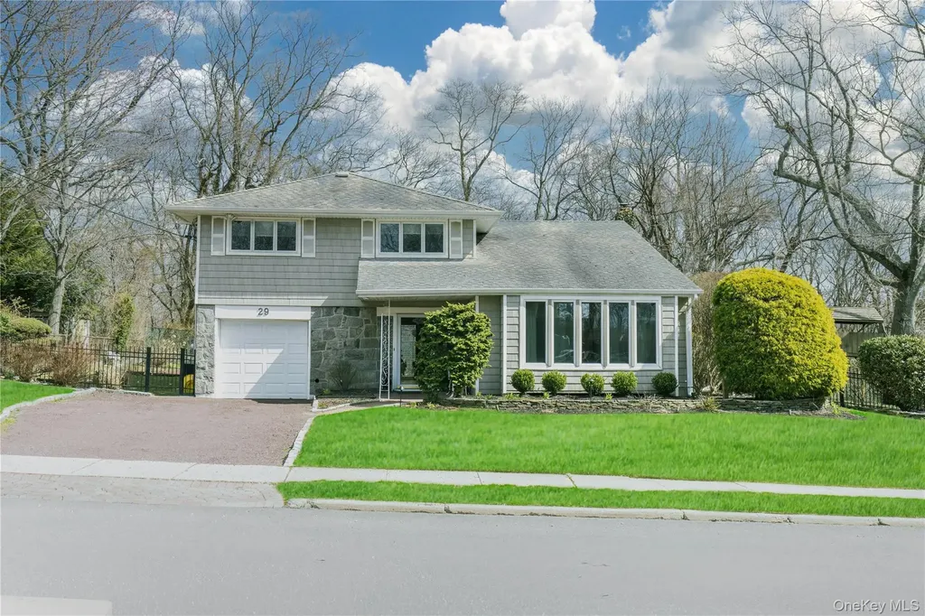 29 Serpentine Lane Old Bethpage NY 11804
