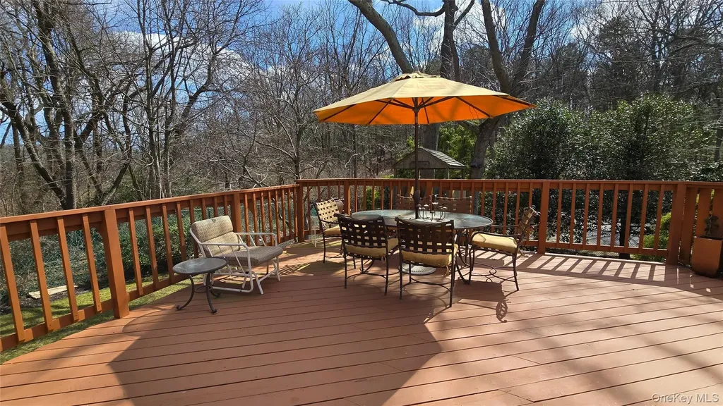 29 Serpentine Lane Old Bethpage NY 11804