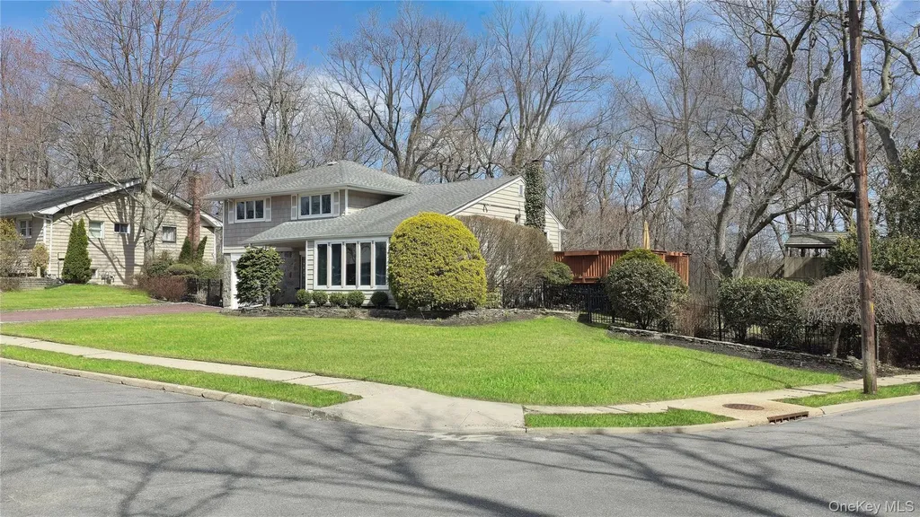 29 Serpentine Lane Old Bethpage NY 11804