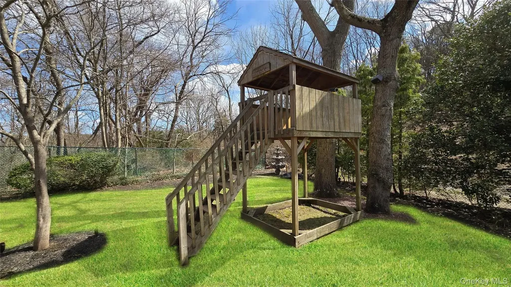 29 Serpentine Lane Old Bethpage NY 11804