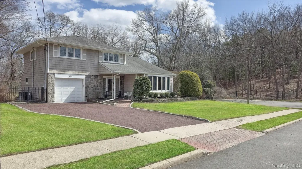 29 Serpentine Lane Old Bethpage NY 11804