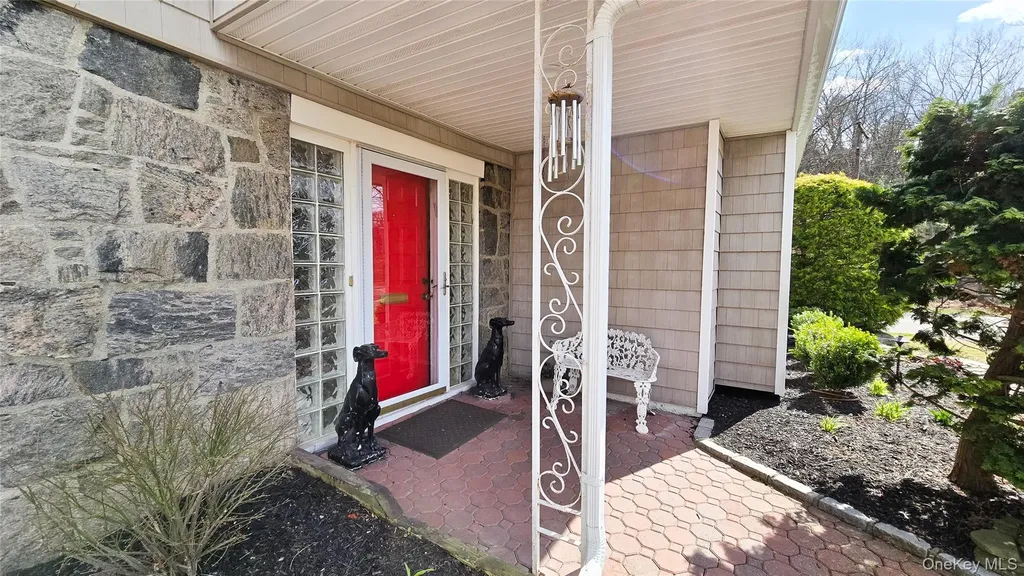 29 Serpentine Lane Old Bethpage NY 11804