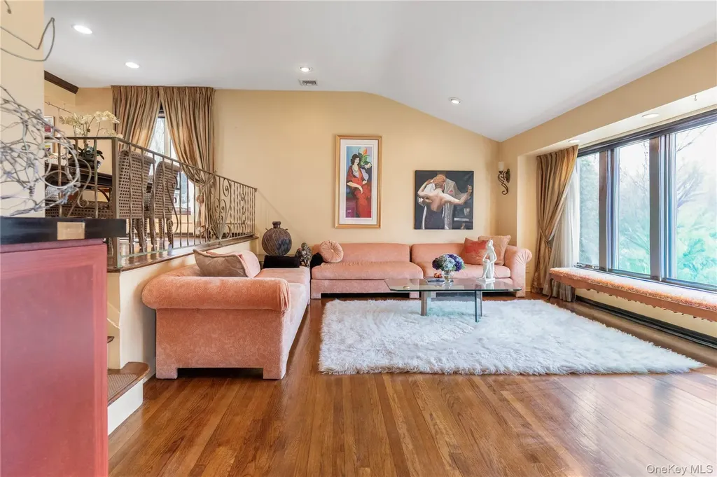 29 Serpentine Lane Old Bethpage NY 11804