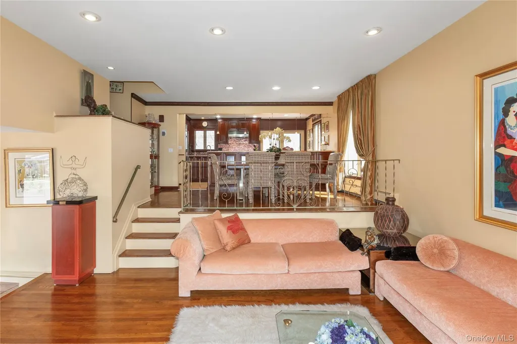 29 Serpentine Lane Old Bethpage NY 11804