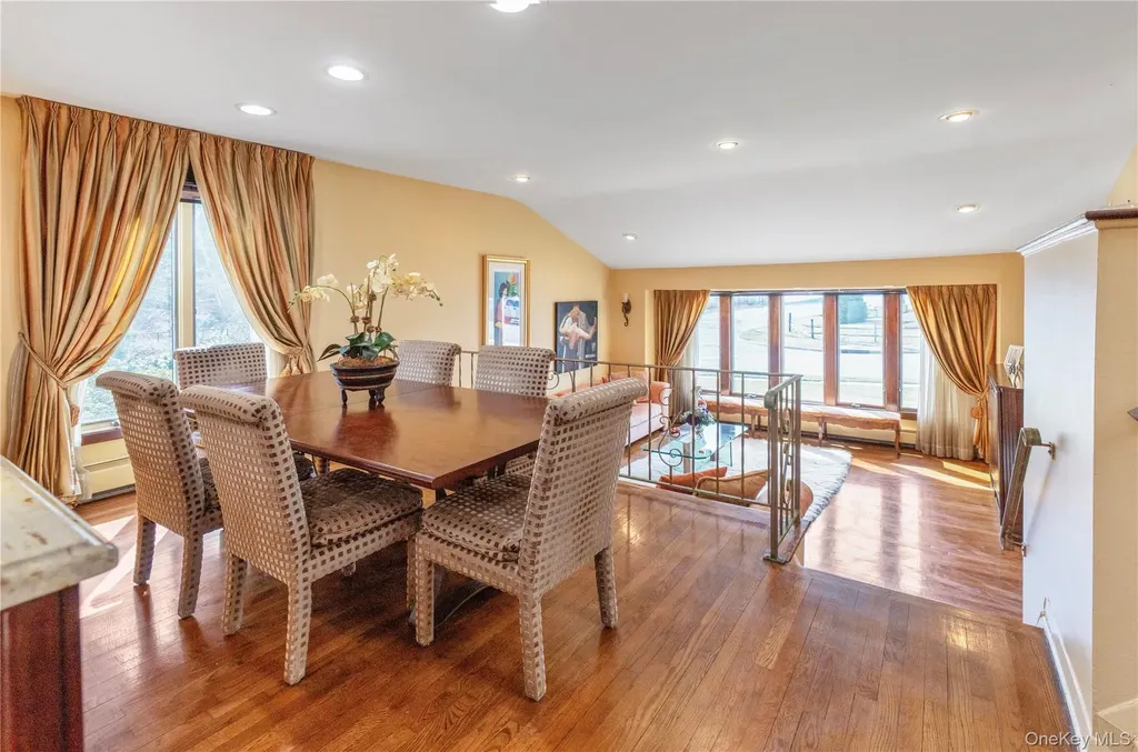 29 Serpentine Lane Old Bethpage NY 11804