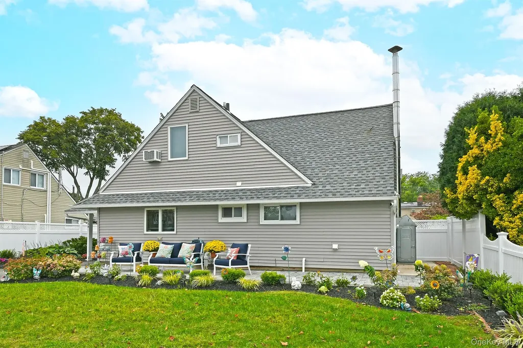 158 Tardy Lane S Wantagh NY 11793
