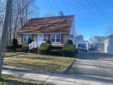 211 Mineola Avenue Carle Place NY 11514