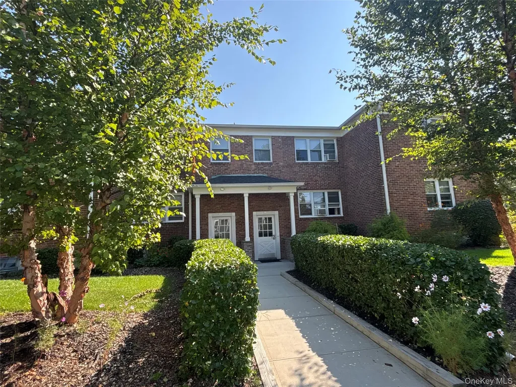 37 Spruce Street Great Neck NY 11021