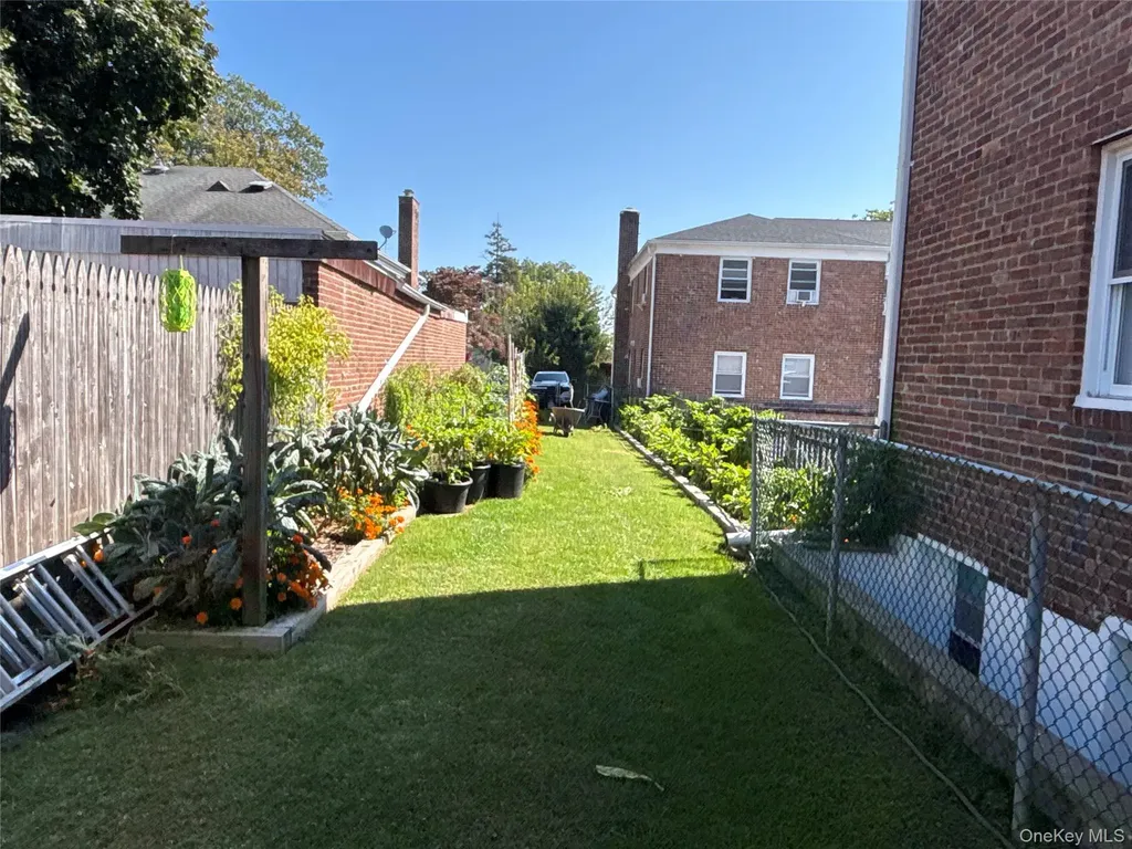 37 Spruce Street Great Neck NY 11021