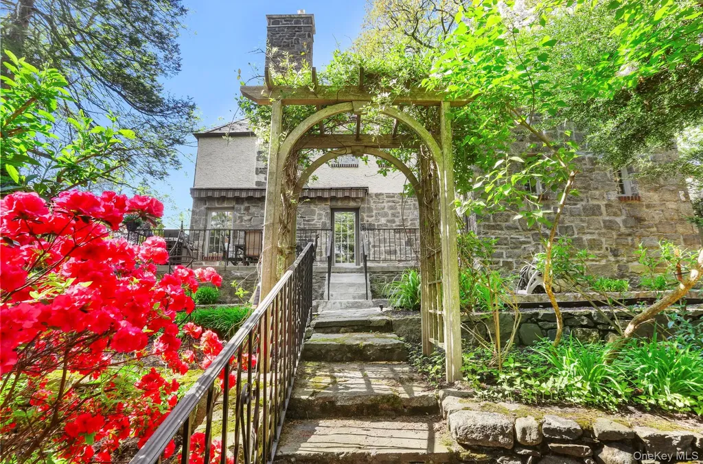 66 Caterson Terrace Hartsdale NY 10530