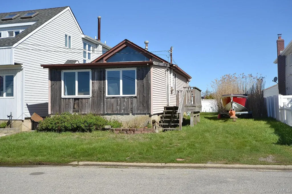 54 Bayview Avenue W Lindenhurst NY 11757