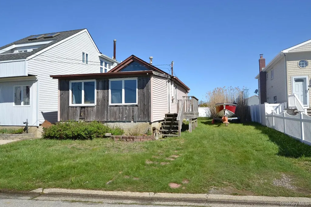 54 Bayview Avenue W Lindenhurst NY 11757