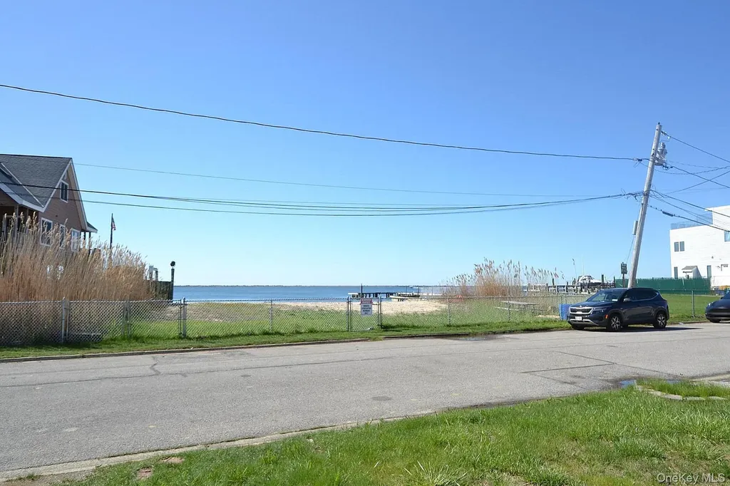 54 Bayview Avenue W Lindenhurst NY 11757