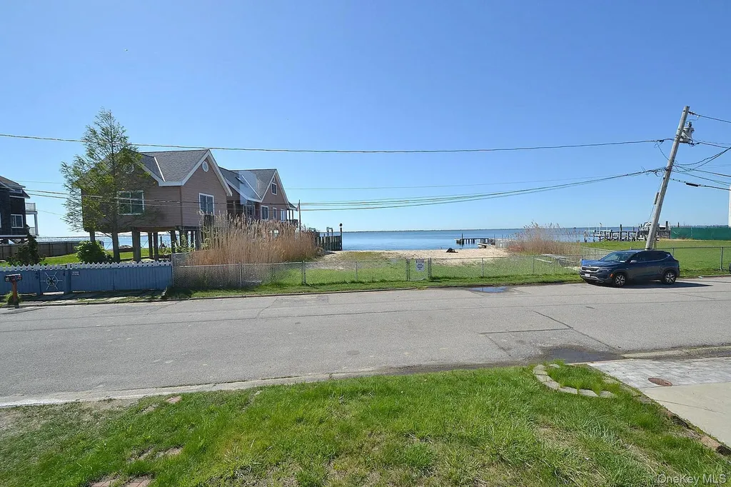 54 Bayview Avenue W Lindenhurst NY 11757