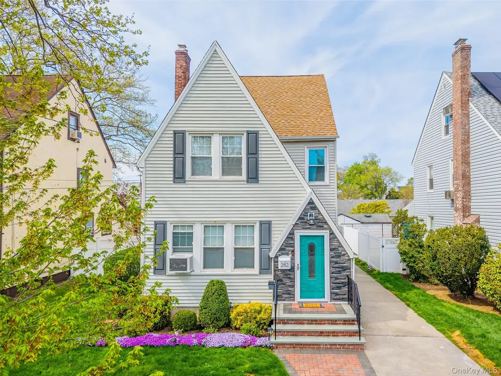 282 Houston Avenue Mineola NY 11501