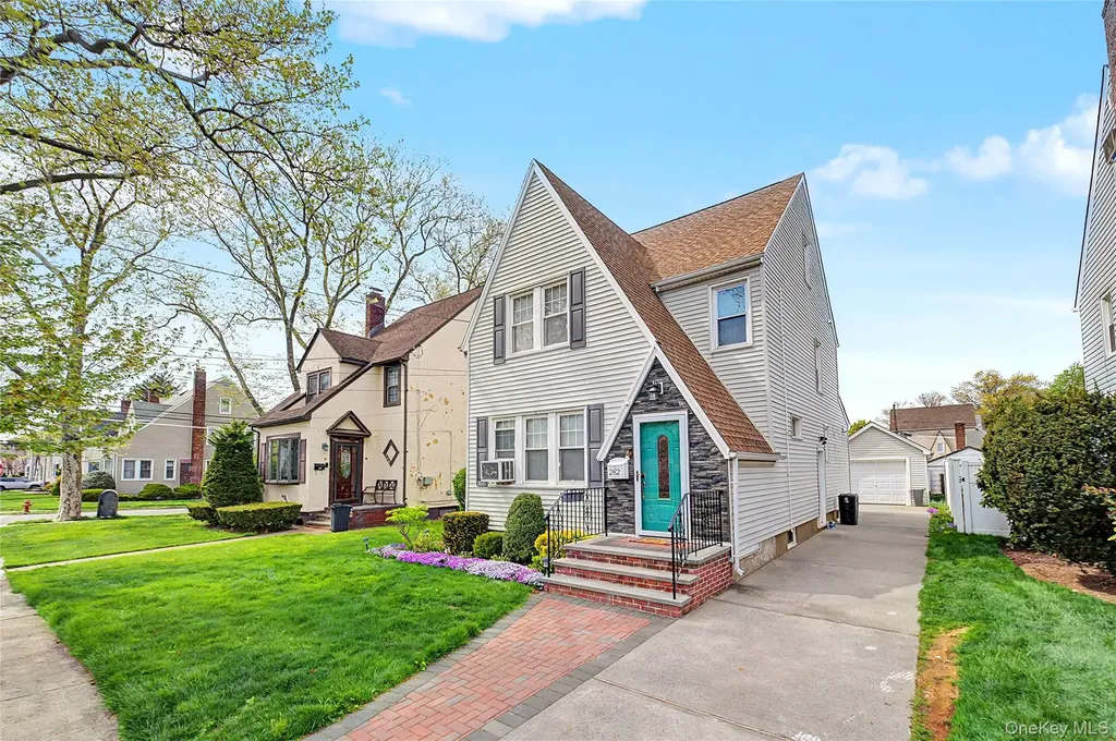 282 Houston Avenue Mineola NY 11501