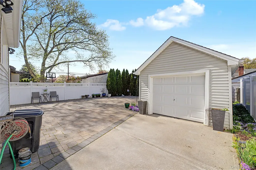 282 Houston Avenue Mineola NY 11501
