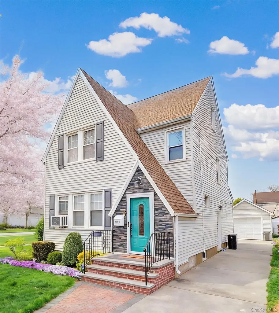 282 Houston Avenue Mineola NY 11501
