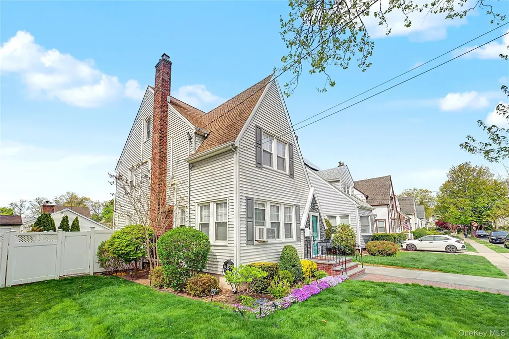 282 Houston Avenue Mineola NY 11501