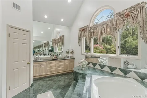 21 Chauncey Place Woodbury NY 11797