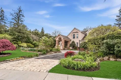 21 Chauncey Place Woodbury NY 11797