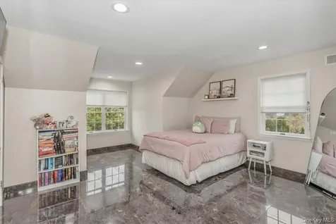 21 Chauncey Place Woodbury NY 11797