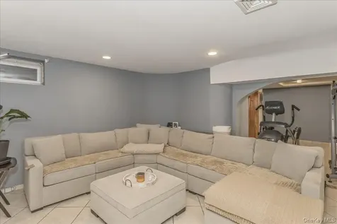 21 Chauncey Place Woodbury NY 11797