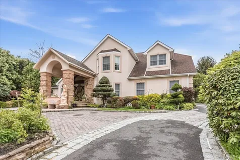 21 Chauncey Place Woodbury NY 11797