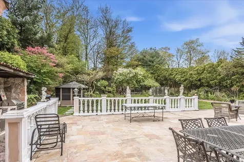 21 Chauncey Place Woodbury NY 11797