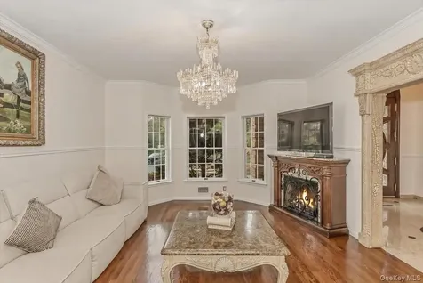 21 Chauncey Place Woodbury NY 11797